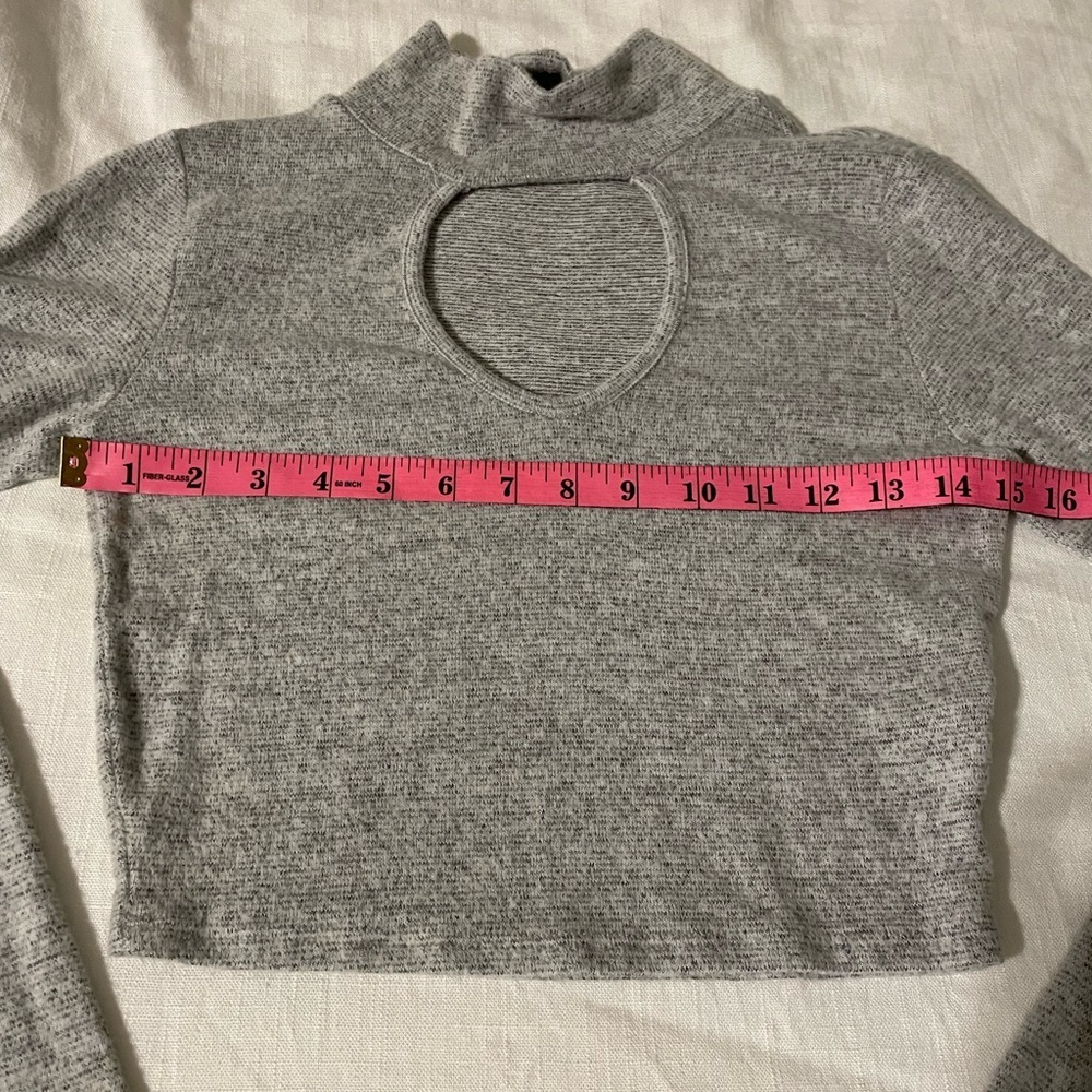 🦇 Grey heather long sleeve crop sweater. Size Medium - Picture 5 of 11